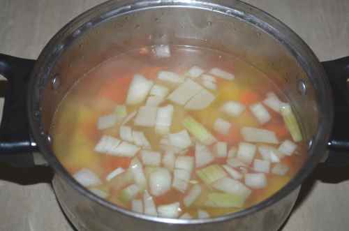 Варим овощи для рыбного супа из консервов